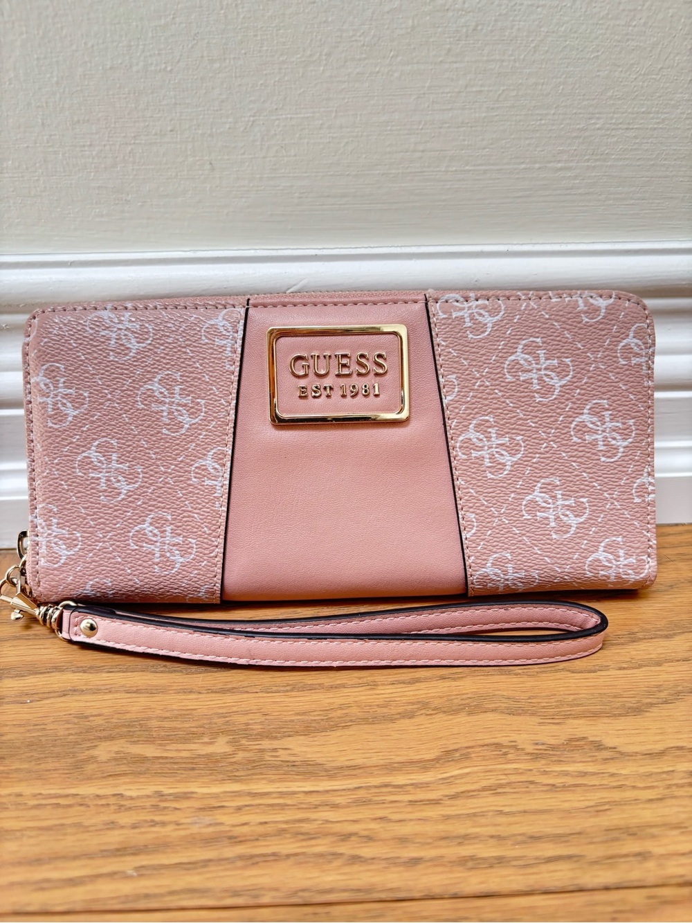 NWOT GUESS Dusty Pink Logo Wristlet Wallet with Gold Plaque